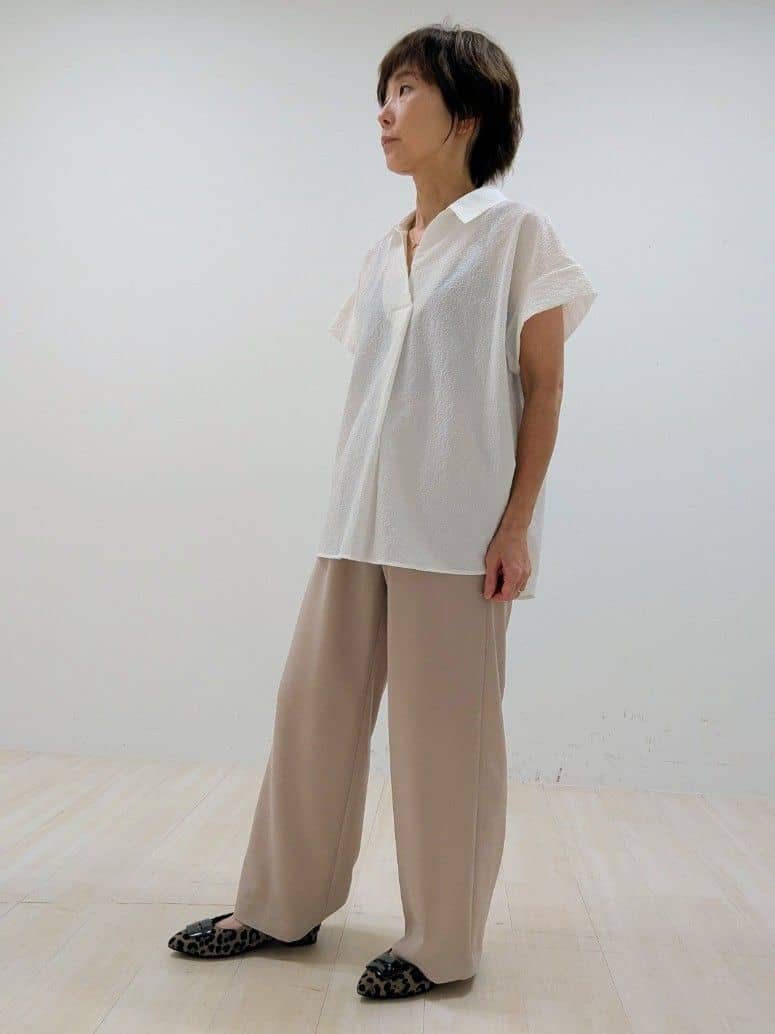 nishiさんの「Reflect｜【二の腕さりげなくカバー】シャツ衿オフボディブラウス」を使ったコーディネート