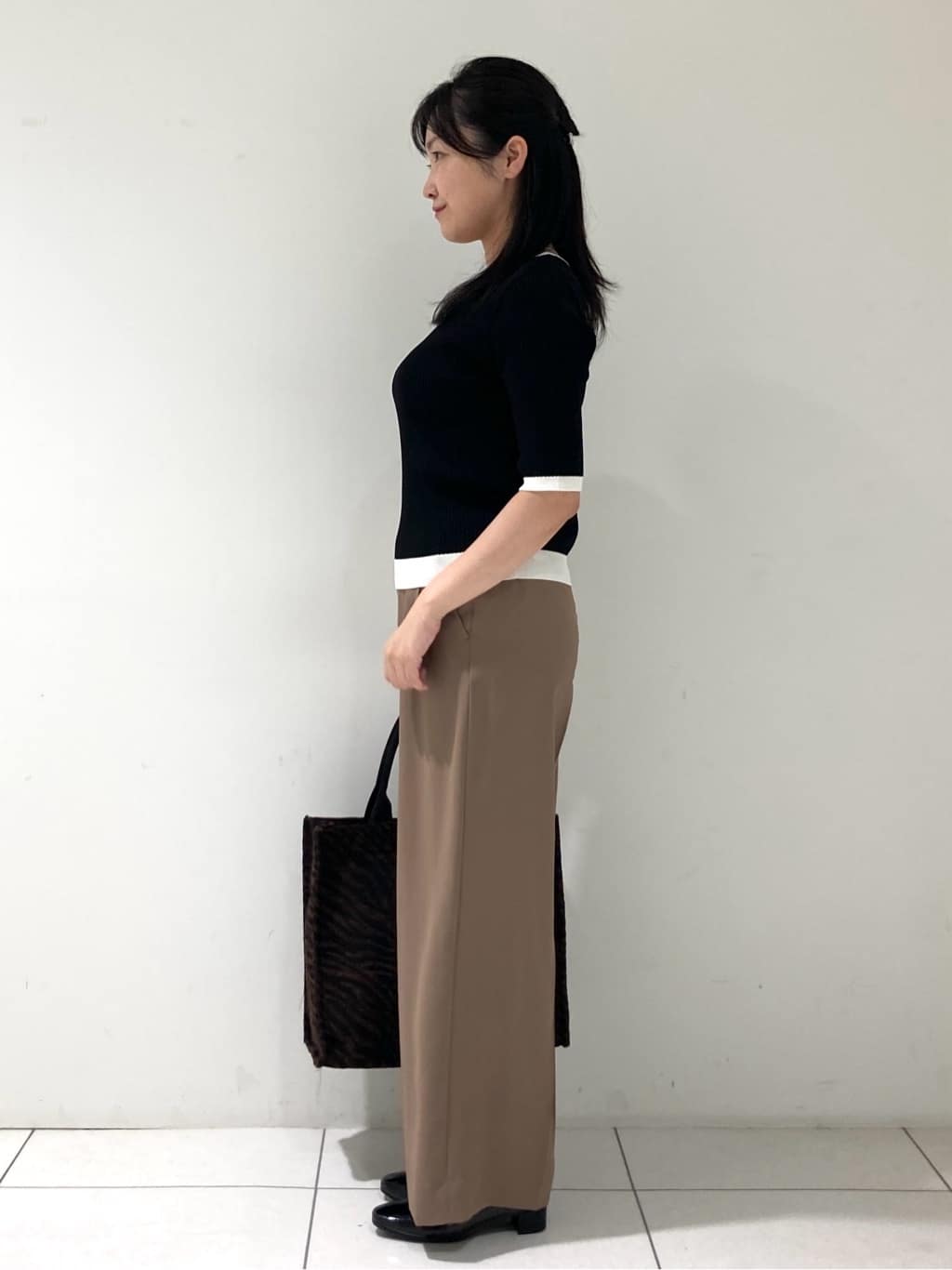 momokoさんの「INDIVI｜【インナーで活躍／アンサンブル】クルーネック半袖ニット」を使ったコーディネート