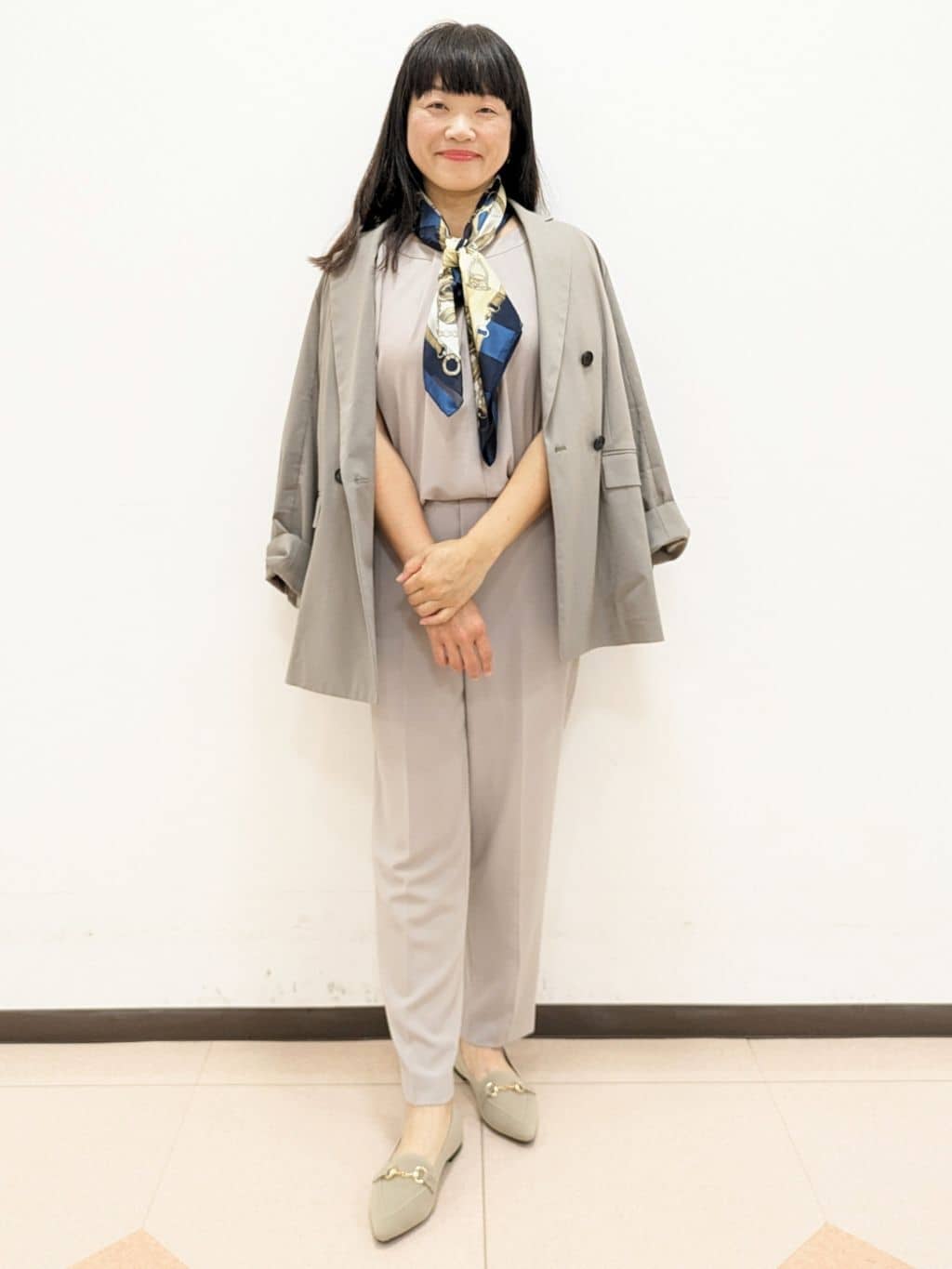 ともさんの「UNTITLED｜【手洗い／88cm正方形】シアー素材チェーン柄スカーフ」を使ったコーディネート