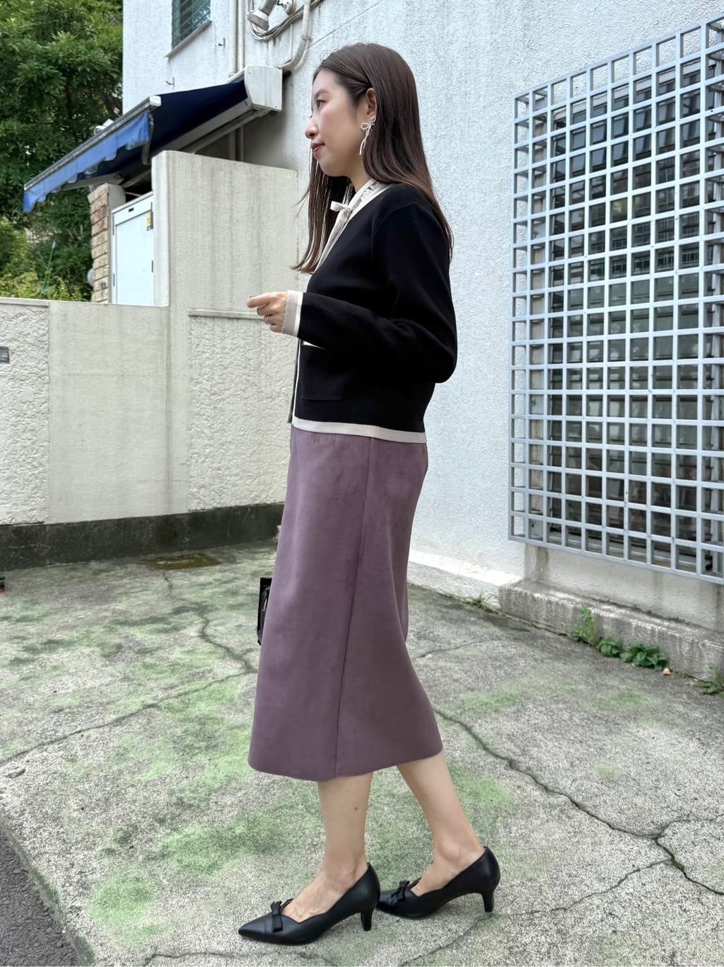 teiさんの「Couture brooch｜【高見え・通勤・大人可愛い】配色総針スカラカーディガン」を使ったコーディネート
