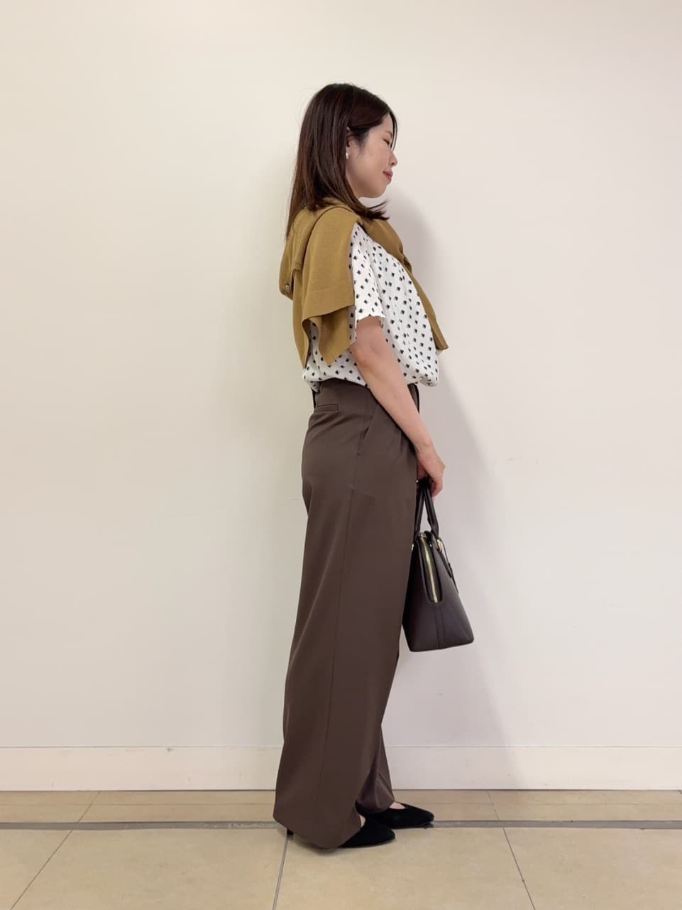 asamiさんの「UNTITLED｜【セットアップ可/リラクシー/通勤】スクエアジオメ柄ブラウス」を使ったコーディネート