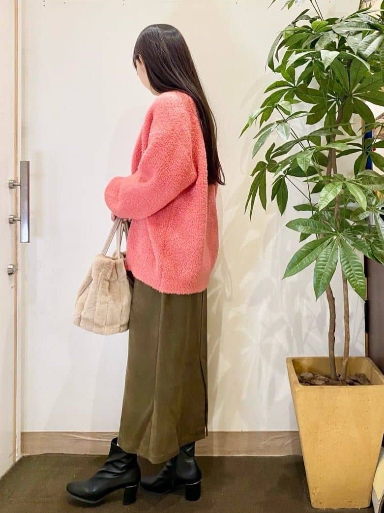 AYUMIさんの「SHOO･LA･RUE｜【S-LL】思わず触れたくなる ふわふわ Vネックニットカーディガン」を使ったコーディネート