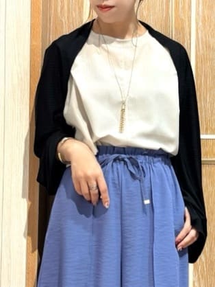 meiさんの「SHOO･LA･RUE｜【S-LL/ひんやり】さらっとタッチできれい見え ピンタックスカーチョ」を使ったコーディネート