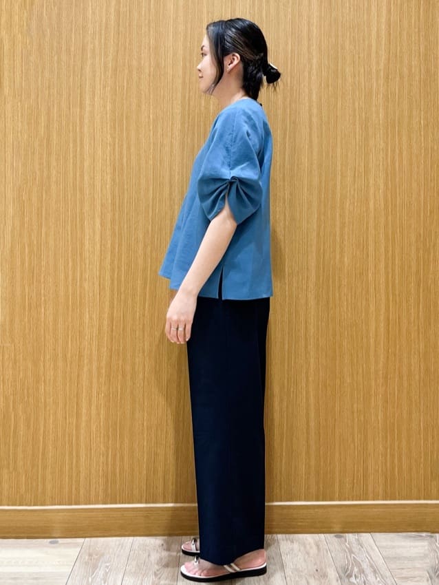 aさんの「OPAQUE.CLIP｜リネンライクキーネックタックスリーブブラウス【洗濯機洗い可／吸水速乾／接触冷感】」を使ったコーディネート