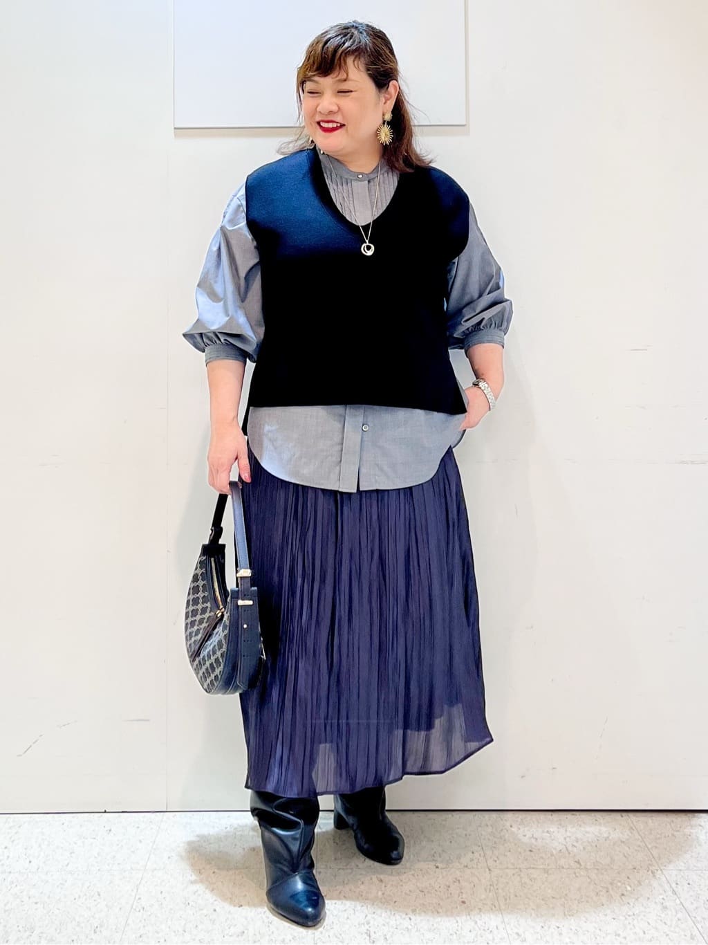kimmyさんの「Reflect｜【程よいゆとり感／体型カバー】ピンタックデザインシャンブレーブラウス」を使ったコーディネート
