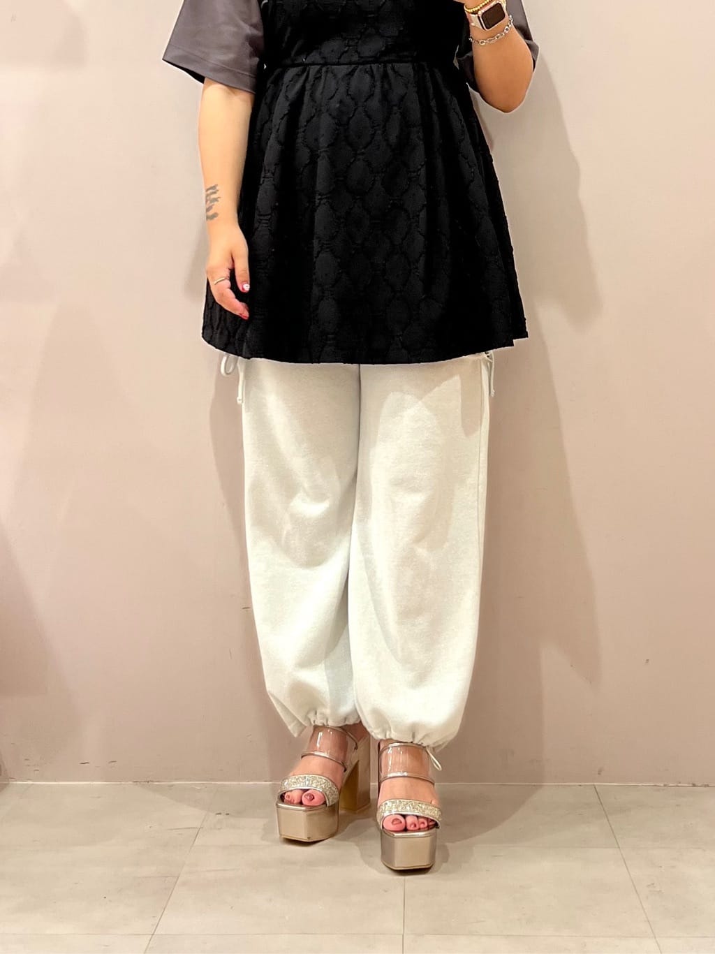 TAKAさんの「ESPERANZA｜【ラク盛り／サンダル】リピーター続出／脚長美脚　ミュールサンダル」を使ったコーディネート