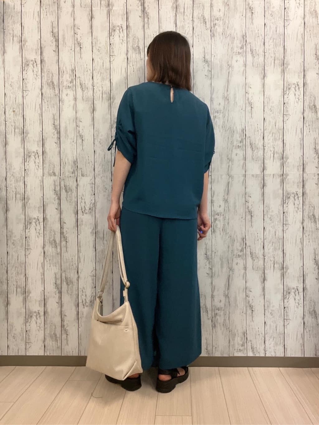 シカさんの「SHOO･LA･RUE｜【セットアップ可/洗える/S-LL】お袖シャーリング 麻調5分袖ブラウス」を使ったコーディネート