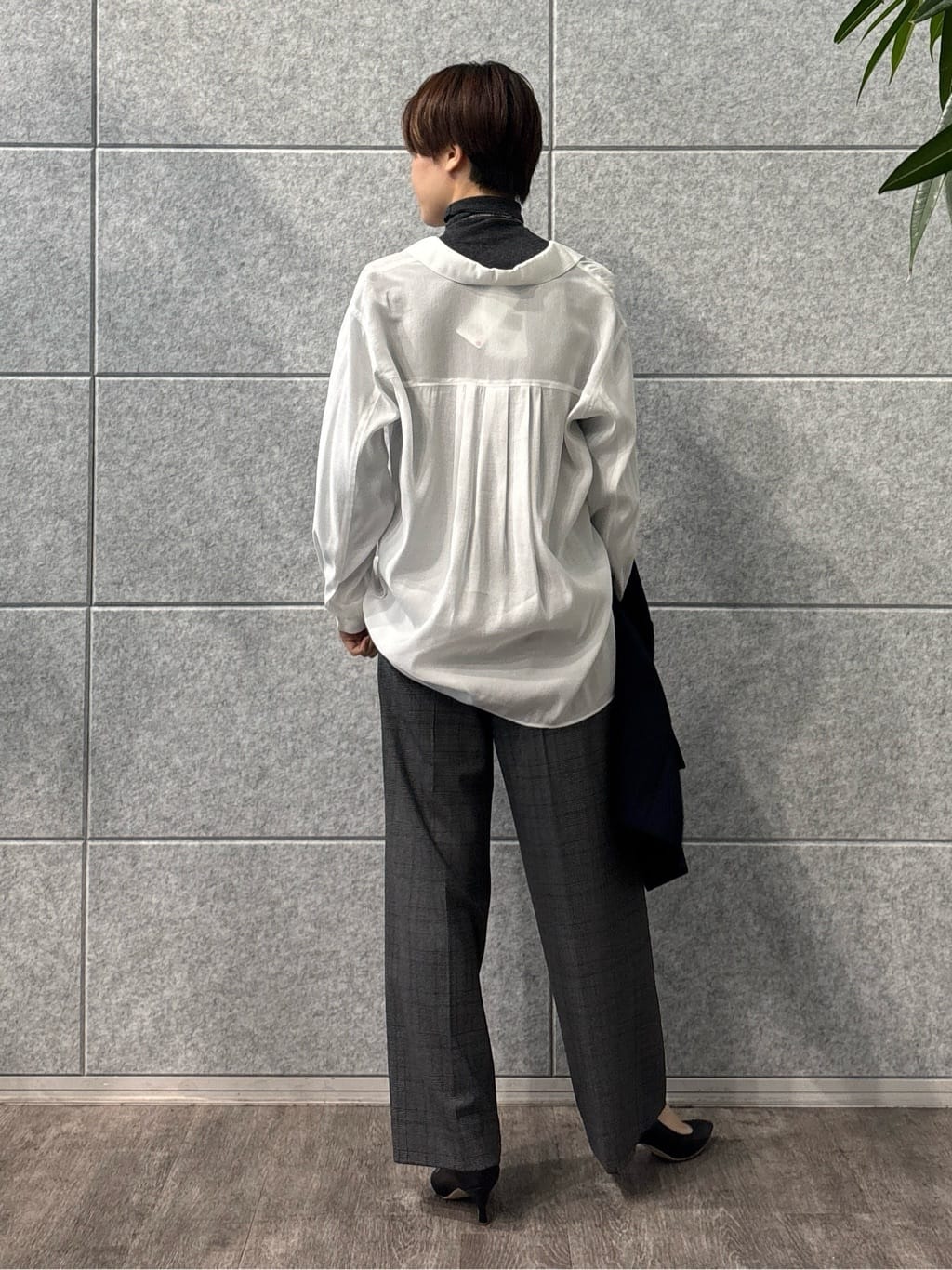 kanaeさんの「INDIVI｜【体型カバー／清涼感】シアーオーバーシャツ」を使ったコーディネート