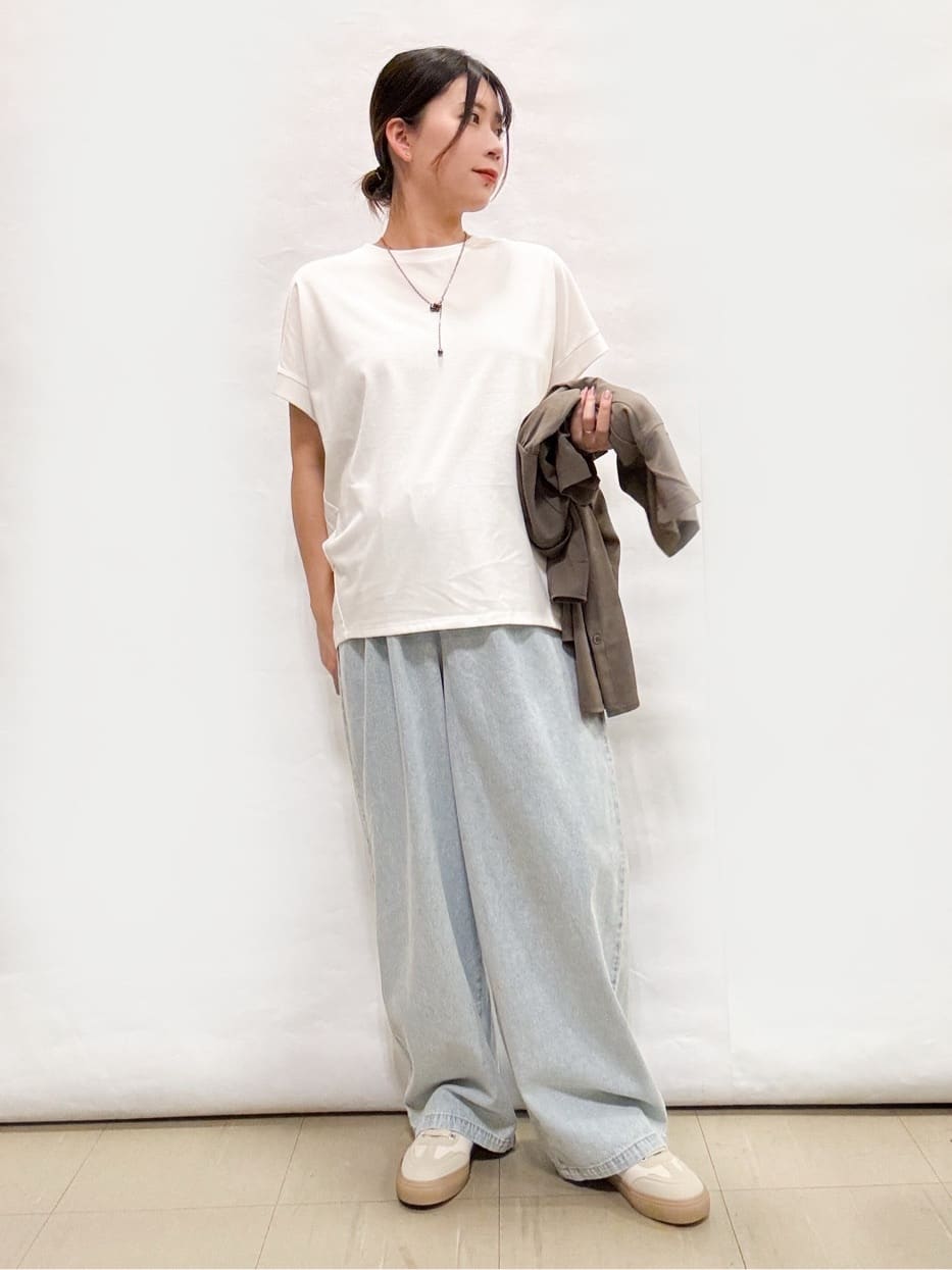 bulさんの「SHOO･LA･RUE｜【S-LL/汗ジミ軽減/ひんやり/UV】体型カバーに タック入りドルマントップス」を使ったコーディネート