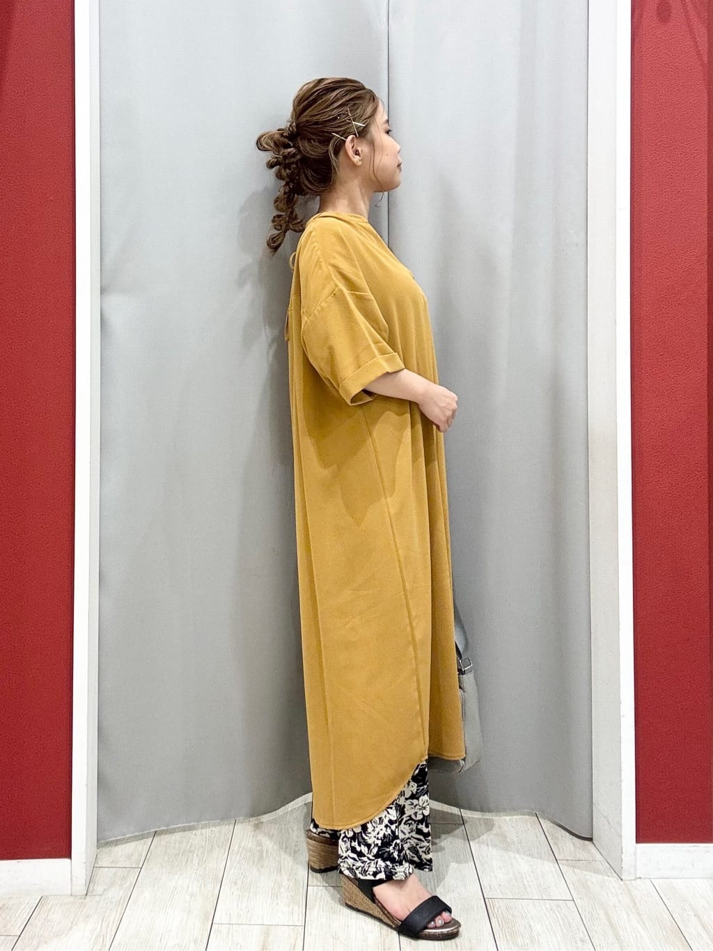 shioさんの「SHOO･LA･RUE｜【S-LL/洗濯後しわになりにくい/体型カバー】後ろ姿もサマになる バックレースアップチュニック」を使ったコーディネート