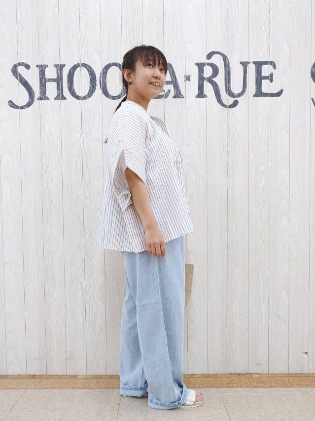とろろさんの「SHOO･LA･RUE｜きれいめカジュアルに ラメストライプ ポンチョ風シャツ」を使ったコーディネート
