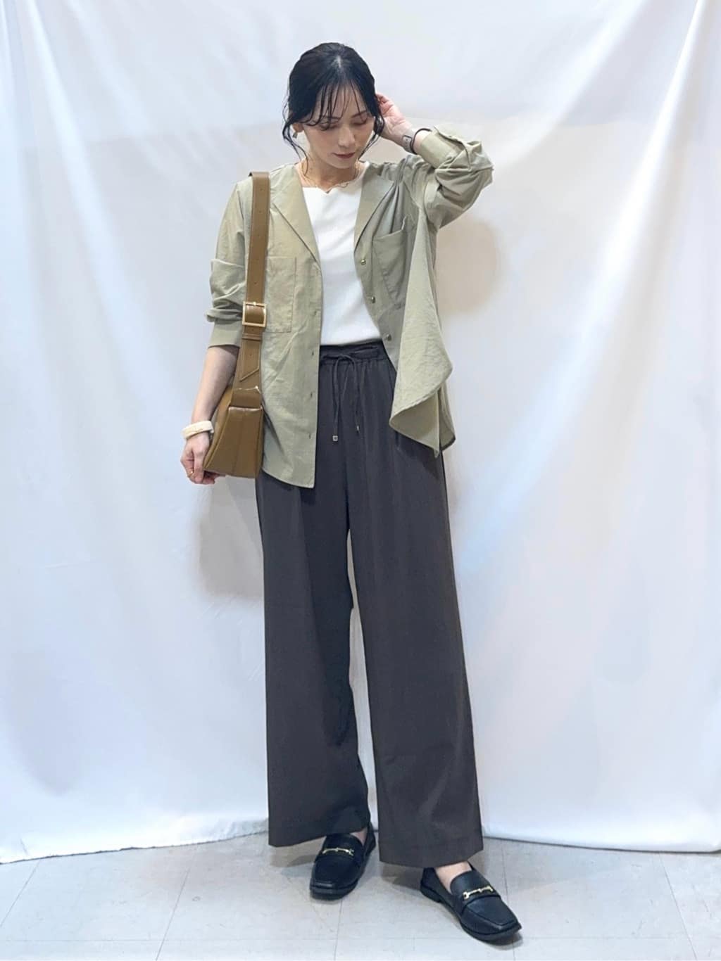 𝐇𝐢𝐫𝐨𝐦𝐢さんの「SHOO･LA･RUE｜【S-LL】大人ヘルシーなこなれ感 オープンカラーシャツ」を使ったコーディネート