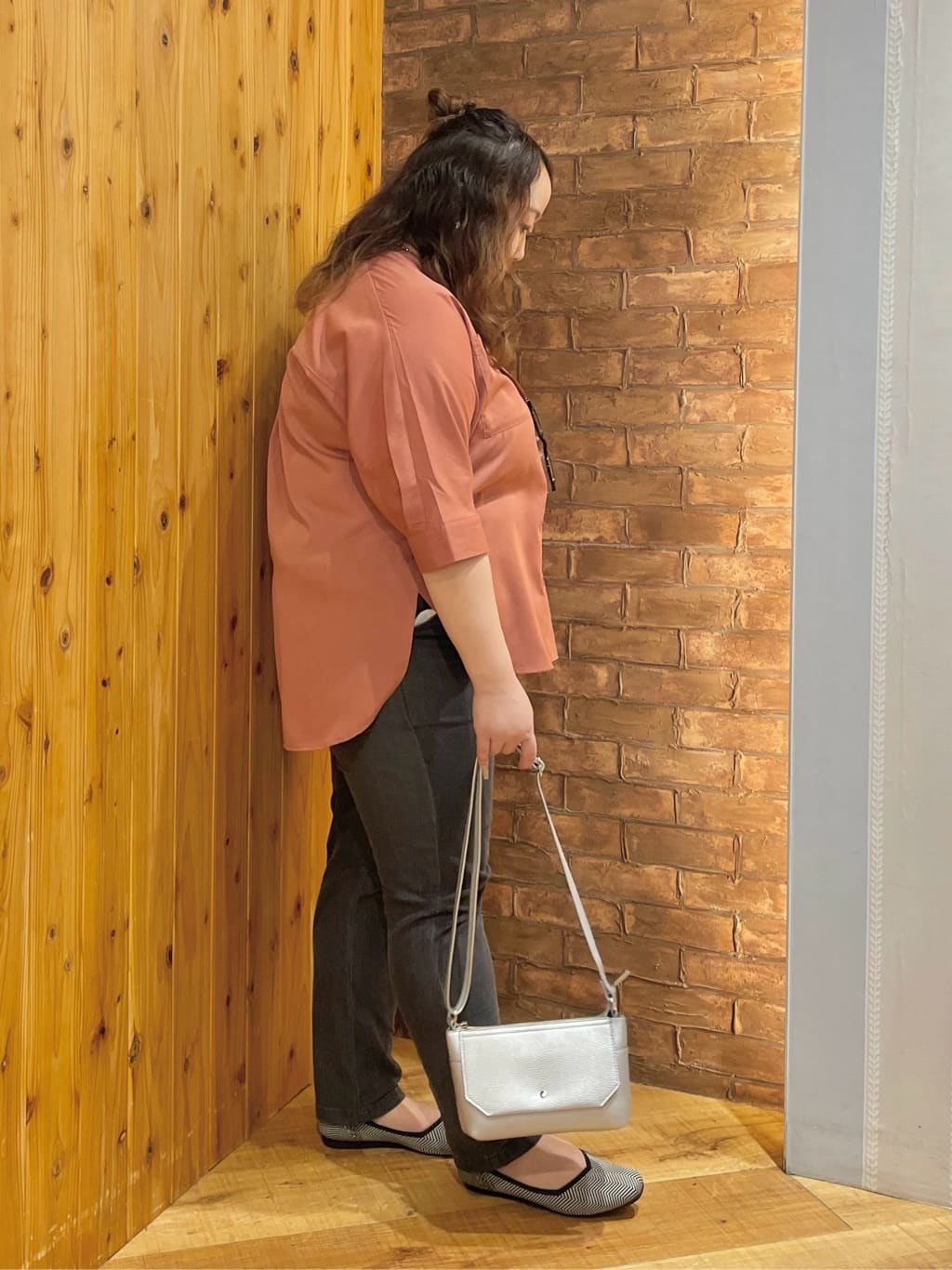 Risaさんの「SHOO･LA･RUE｜【S-LL/洗濯後しわになりにくい】コットン風 前あきドルマンブラウス」を使ったコーディネート
