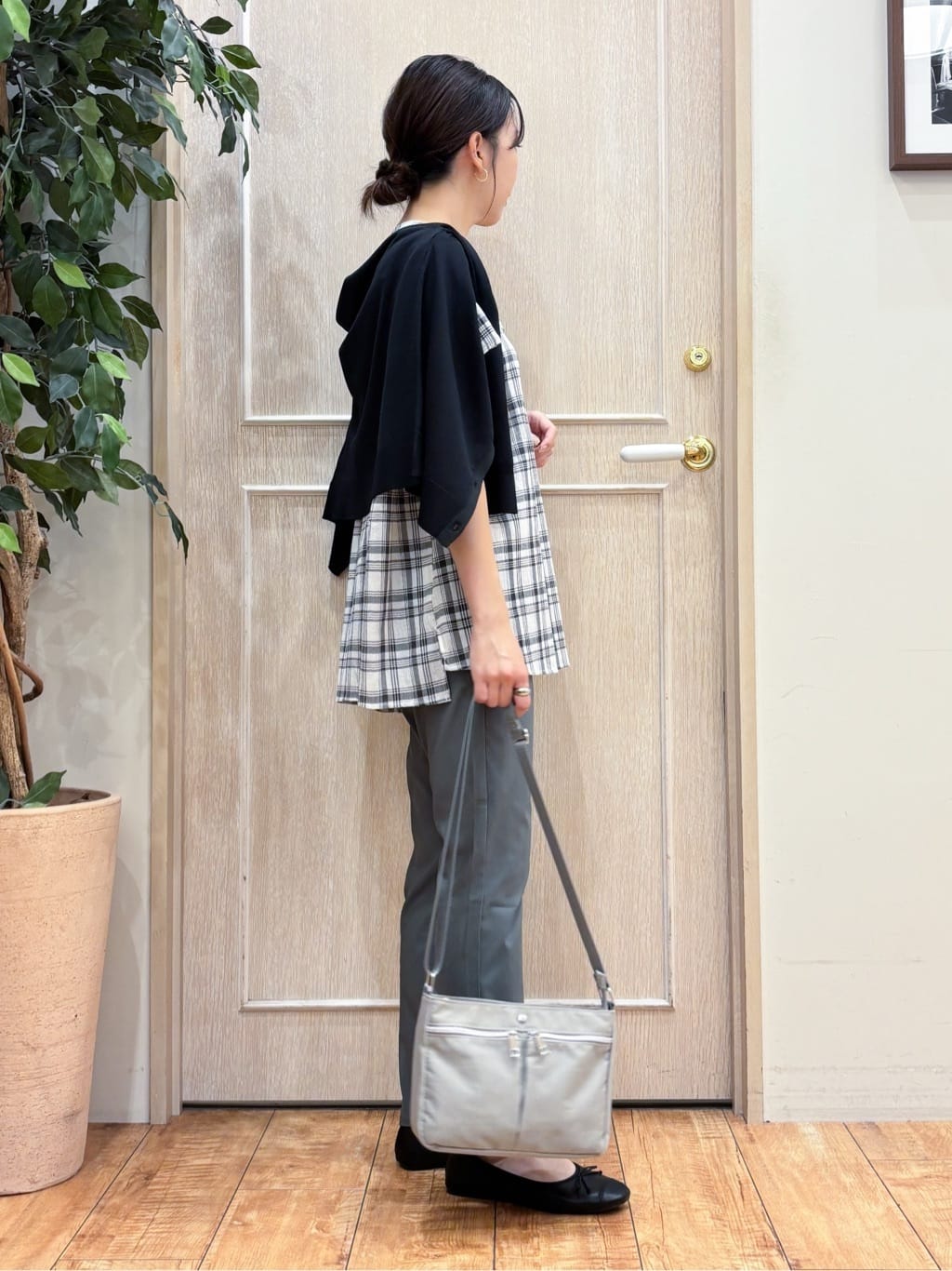 なみさんの「SHOO･LA･RUE｜【洗える/S-LL】上品なラメ使い クルーネック ニットカーディガン」を使ったコーディネート