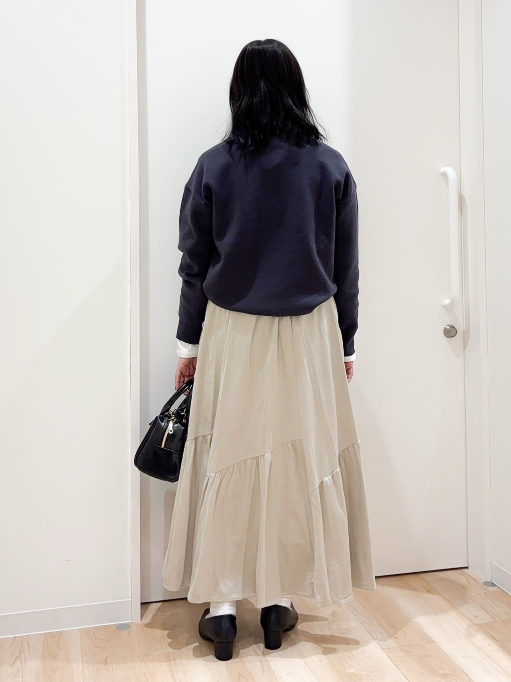 miraiさんの「grove｜カレッジロゴキーネックニット」を使ったコーディネート