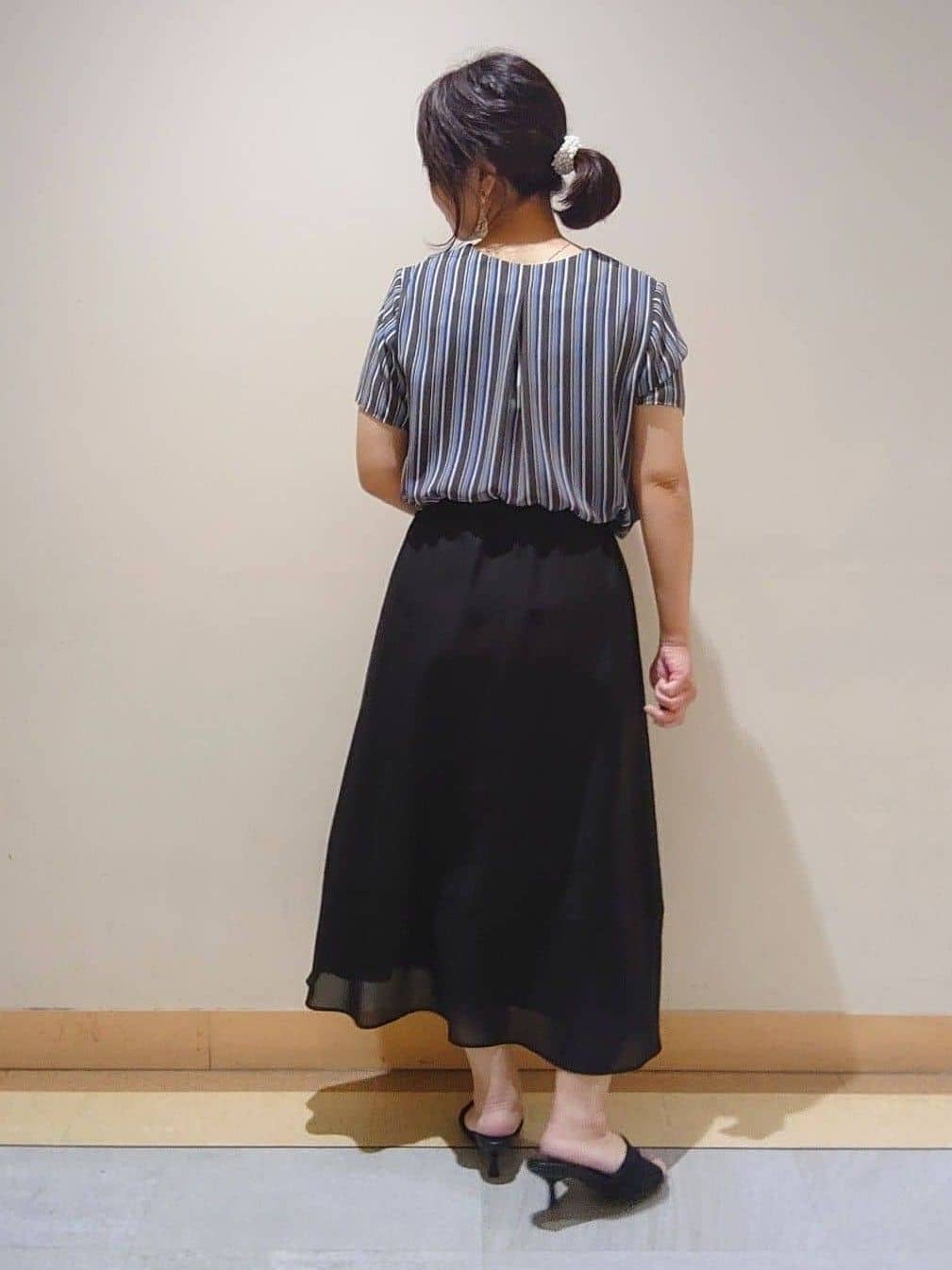 TOMOMIさんの「INDIVI｜【洗える／通勤】無地＆マルチストライプ柄Vネックブラウス」を使ったコーディネート