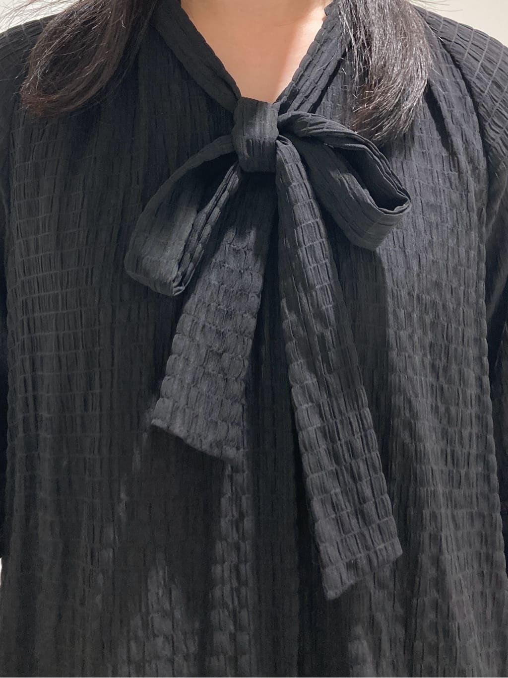 momokoさんの「INDIVI｜【洗える／シャーリング素材】ボリューム袖エアリーブラウス」を使ったコーディネート
