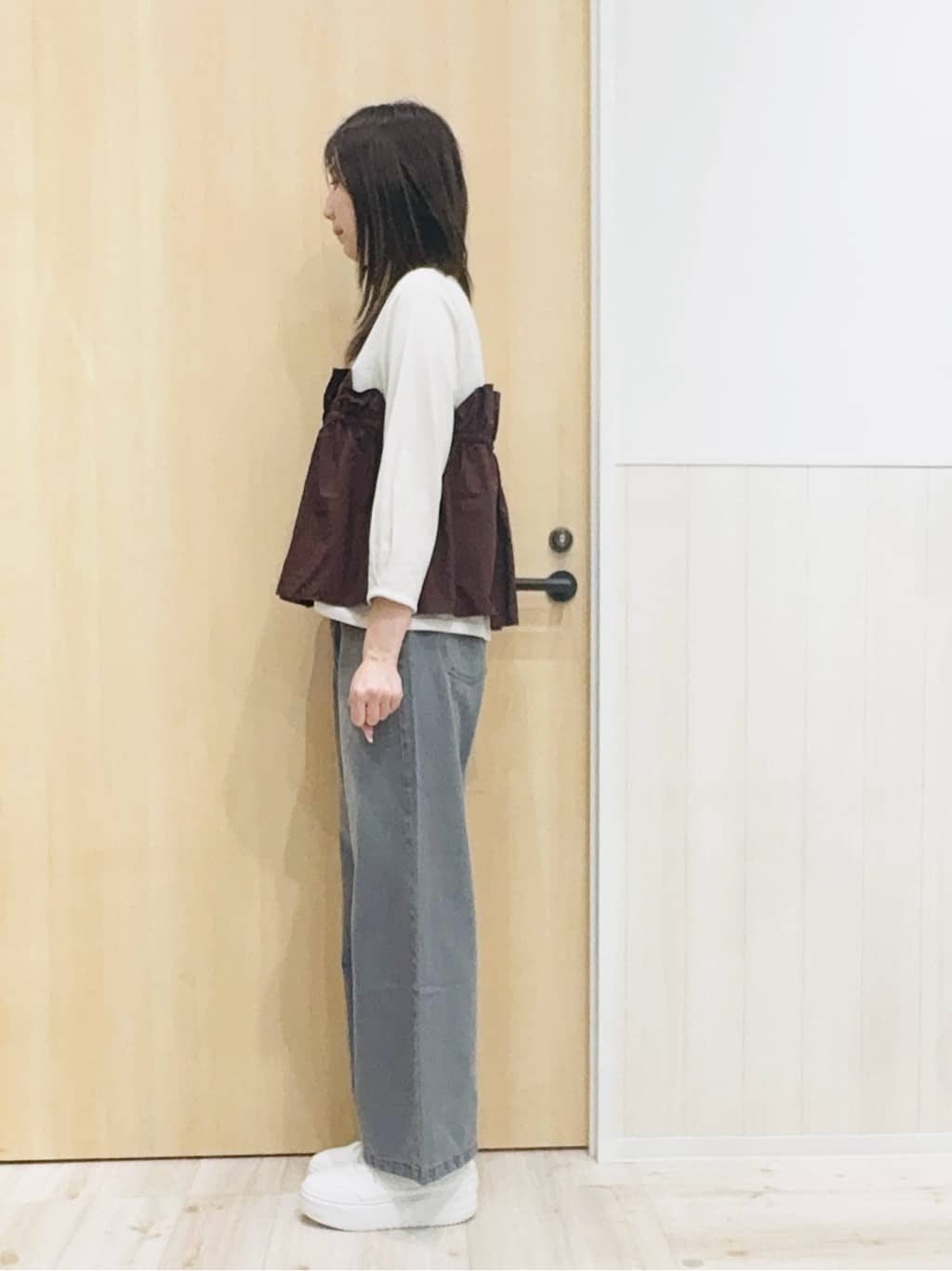 Naさんの「SHOO･LA･RUE｜【洗濯機可/S-LL】1枚で華やか フリルドッキングトップス」を使ったコーディネート