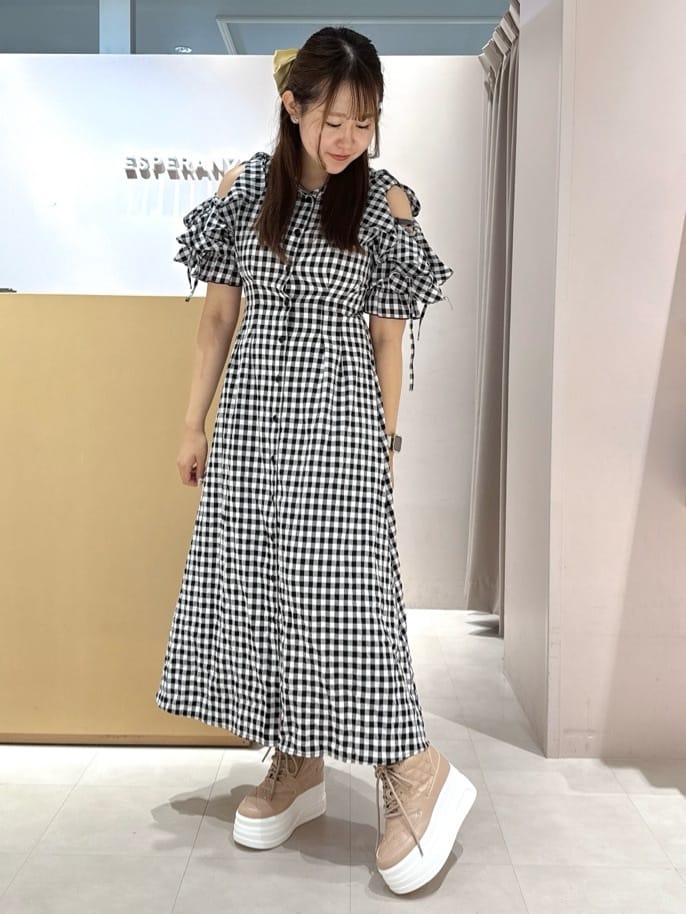 neinaさんの「ESPERANZA｜【EC先行販売】きゅんフィット厚底フラットキルティングスタッズスニーカー」を使ったコーディネート