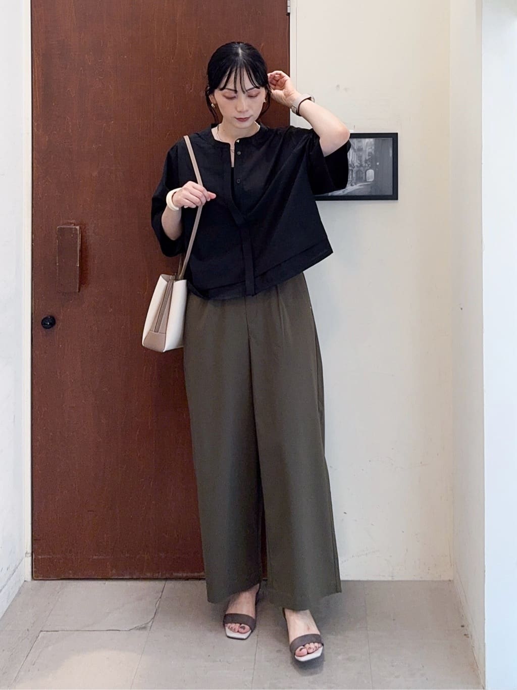 𝐇𝐢𝐫𝐨𝐦𝐢さんの「SHOO･LA･RUE｜【洗濯後しわになりにくい/UV/吸水速乾】大人きれいな バンドカラーシャツ」を使ったコーディネート