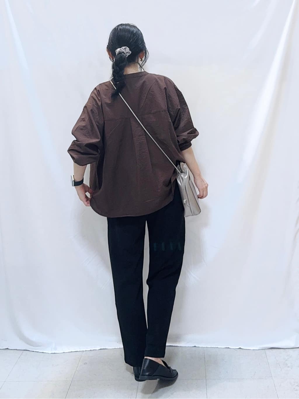𝐇𝐢𝐫𝐨𝐦𝐢さんの「SHOO･LA･RUE｜【洗濯機可】羽織りにもなる ビックポケットVネックシャツ」を使ったコーディネート
