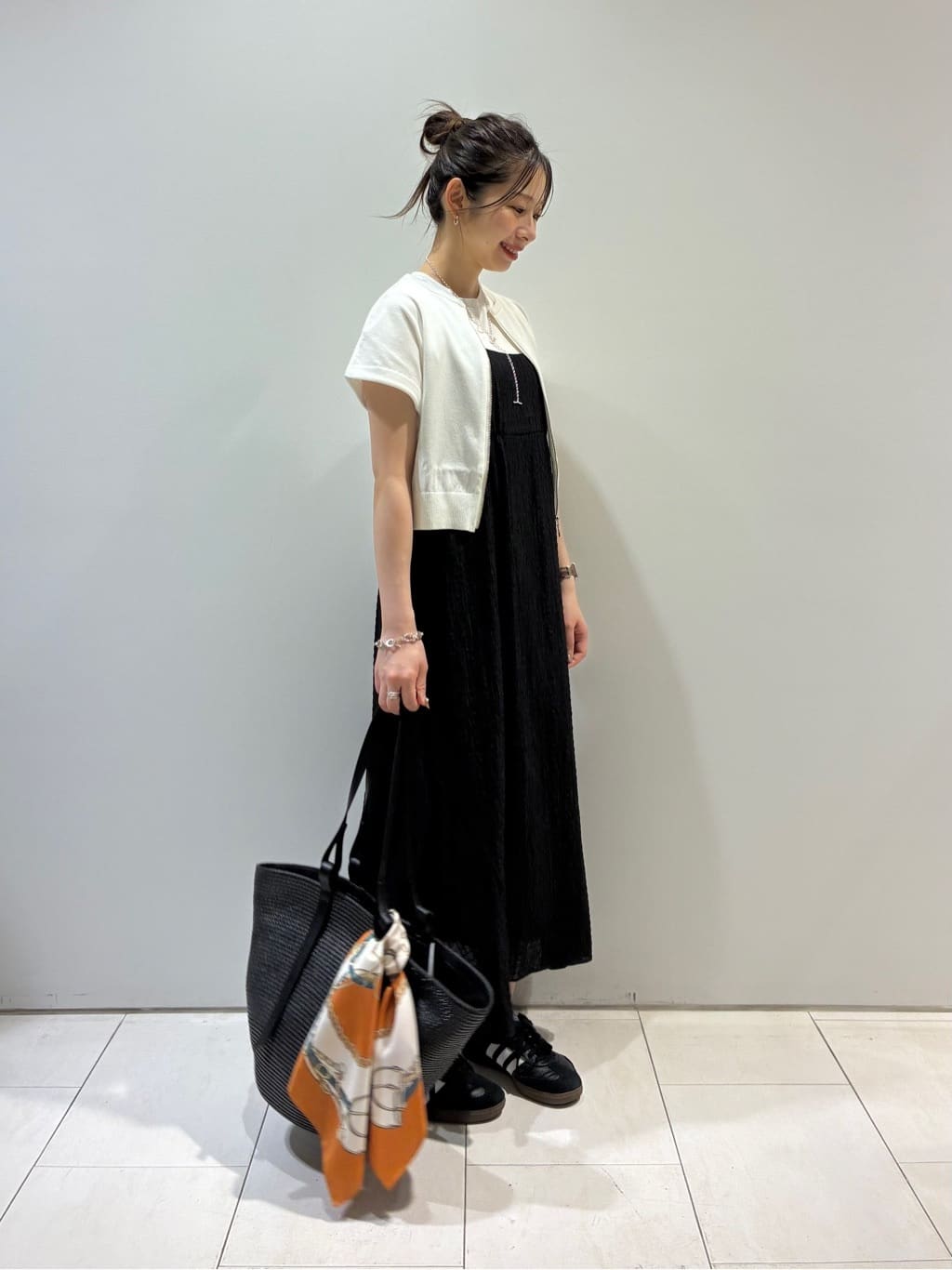 KAOさんの「INDIVI｜【60cm四方】スクエアスカーフ」を使ったコーディネート