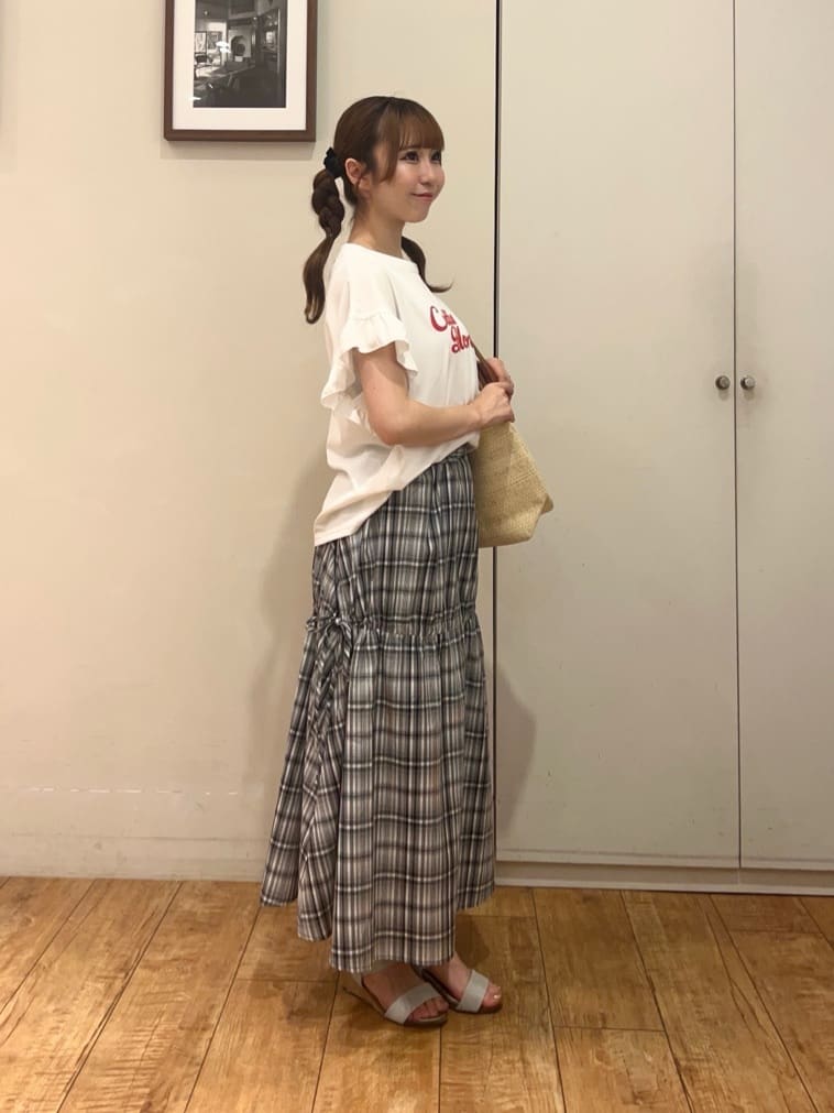 AIRIさんの「SHOO･LA･RUE｜【S-LL/汗ジミ軽減/ひんやり/UVカット】フリルTシャツ」を使ったコーディネート