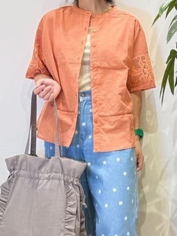 misakiさんの「SHOO･LA･RUE｜【S-LL/6分袖】レースデザインで華やか見え お袖刺繍ブラウス」を使ったコーディネート