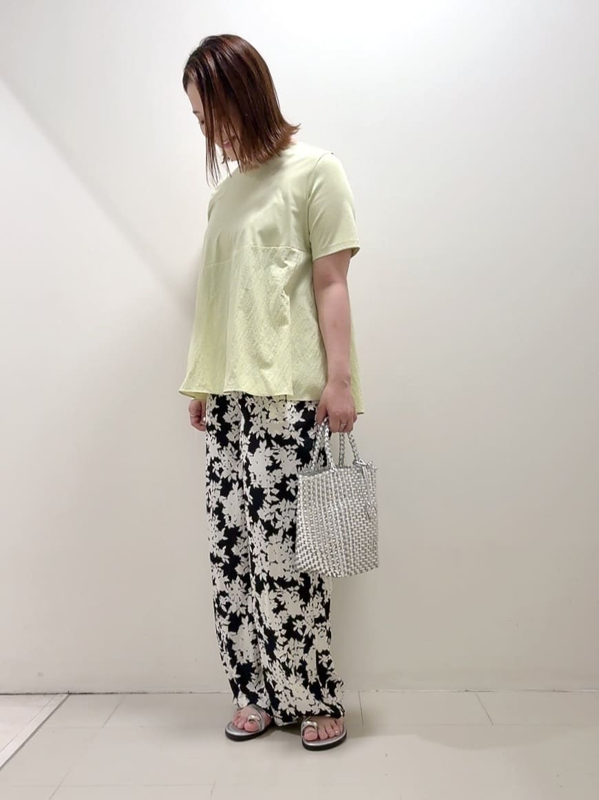YUIさんの「UNTITLED｜【ウエストゴム/ワイド/柄】モノトーンフラワーパンツ」を使ったコーディネート