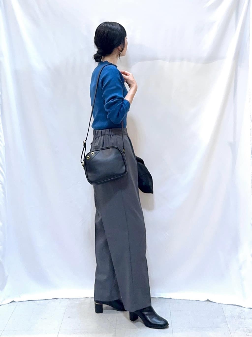 𝐇𝐢𝐫𝐨𝐦𝐢さんの「SHOO･LA･RUE｜【S-LL】ウエストリボンがアクセント ゆったりテーパードパンツ」を使ったコーディネート