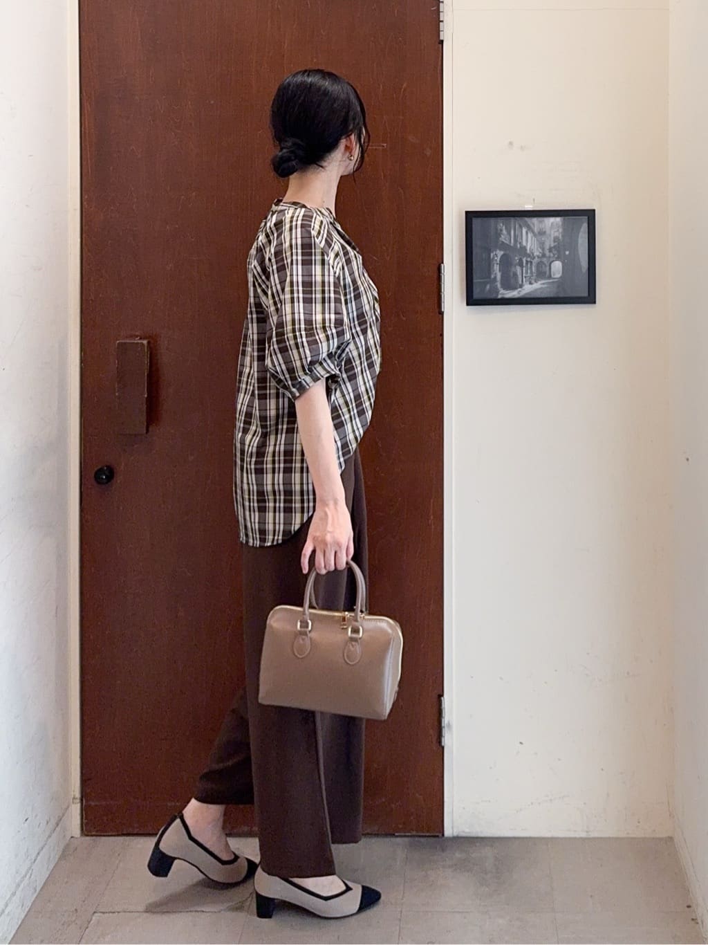 𝐇𝐢𝐫𝐨𝐦𝐢さんの「SHOO･LA･RUE｜【S-LL/洗濯後しわになりにくい】ランタンスリーブで女性らしく 5分袖スキッパーブラウス」を使ったコーディネート