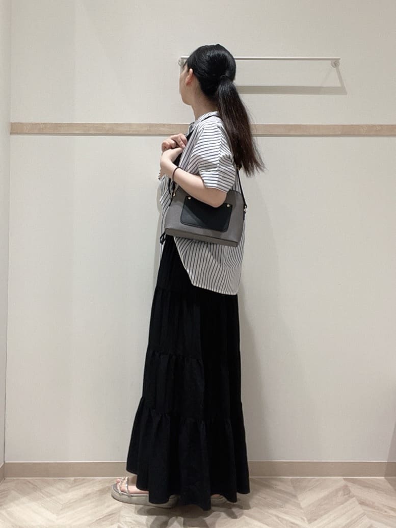 AYAさんの「SHOO･LA･RUE｜きれいめカジュアルに ラメストライプ ポンチョ風シャツ」を使ったコーディネート
