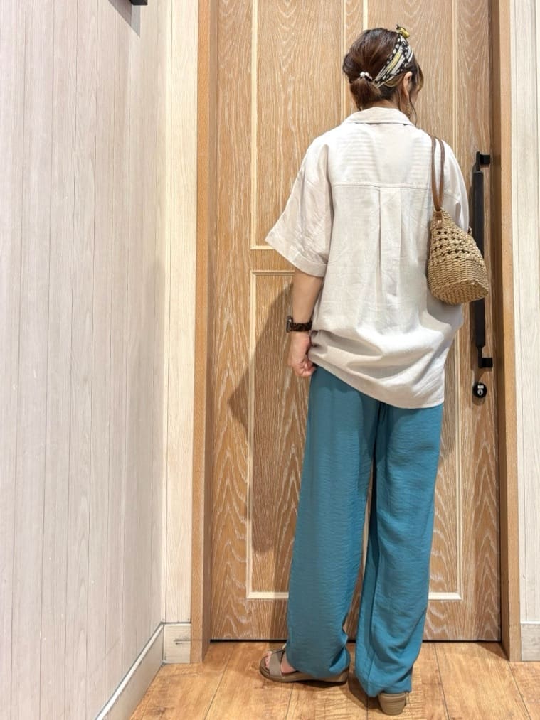 meiさんの「SHOO･LA･RUE｜【S-LL/UV/接触冷感/抗菌防臭】体型を自然にカバー フレンチリネンブレンド襟付ドルマンシャツ」を使ったコーディネート
