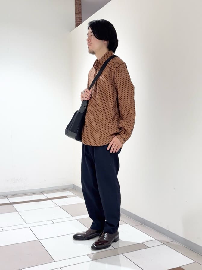 及川さんの「TAKEO KIKUCHI｜ボーラーハット柄 長袖シャツ」を使ったコーディネート