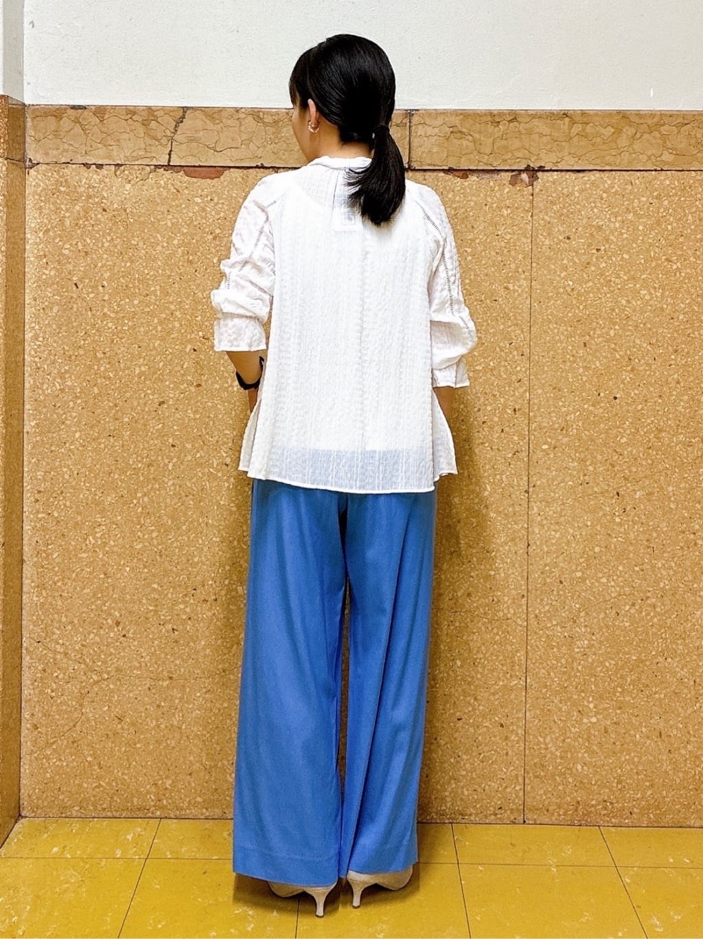 hattoriさんの「INDIVI｜【洗える／シャーリング素材】ボリューム袖エアリーブラウス」を使ったコーディネート