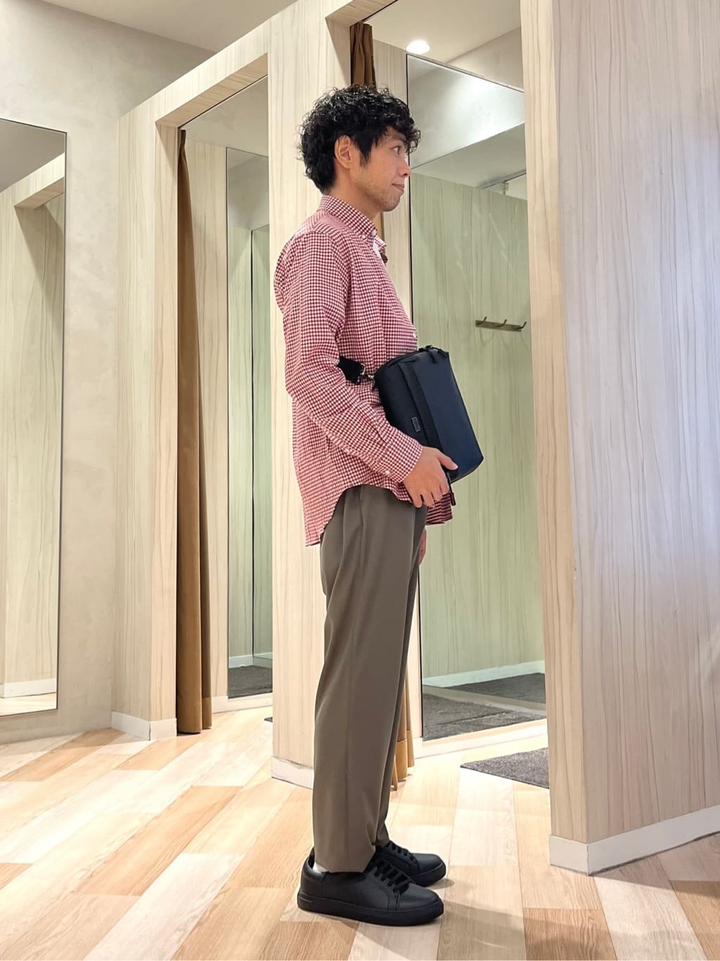 URAさんの「TAKEO KIKUCHI｜【抗菌防臭/シーズンレス】シアサッカーギンガムチェック ストレッチシャツ」を使ったコーディネート