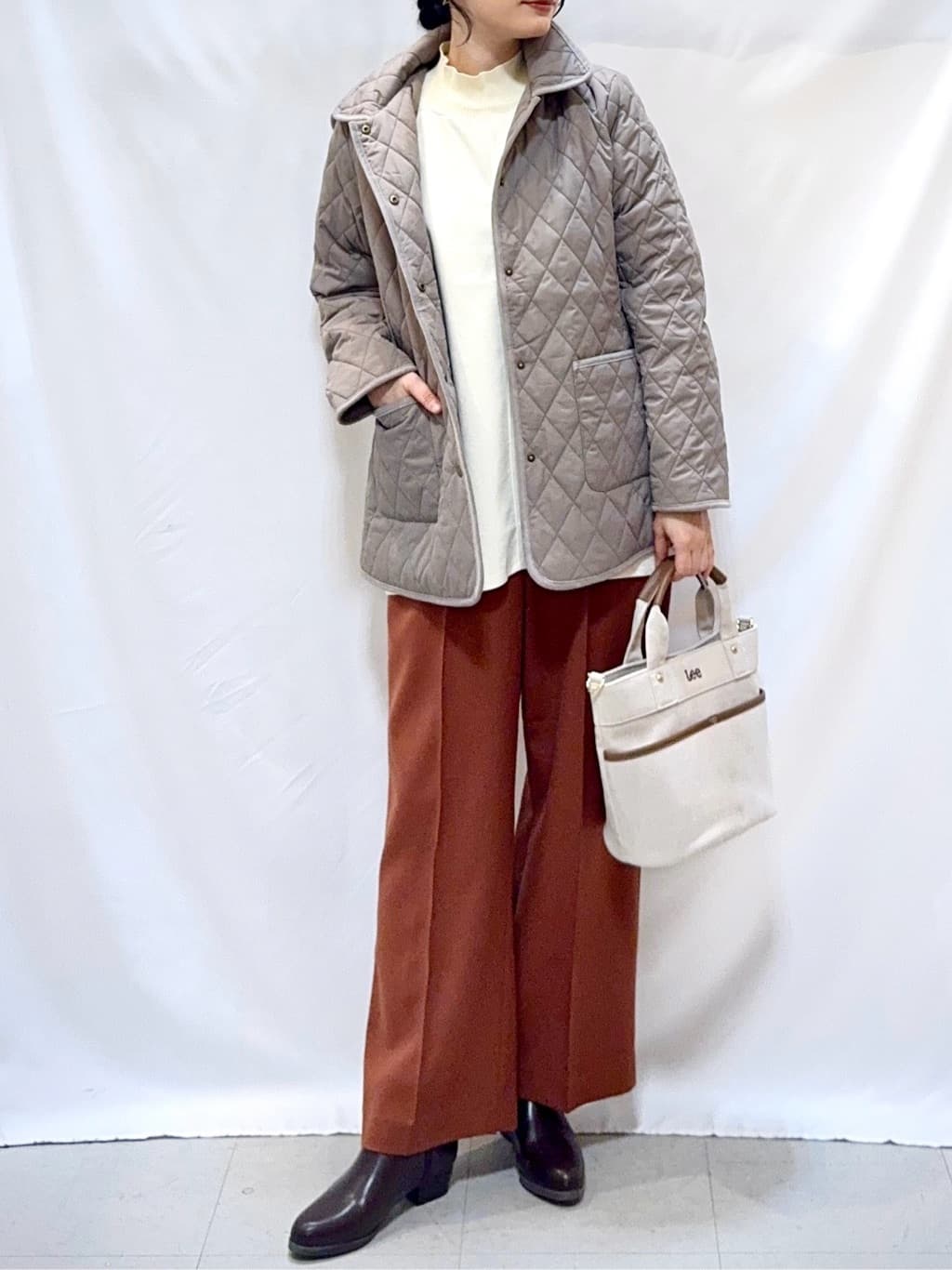𝐇𝐢𝐫𝐨𝐦𝐢さんの「SHOO･LA･RUE｜【S-LL】滑らかタッチが癖になる Aラインスエード調トップス」を使ったコーディネート