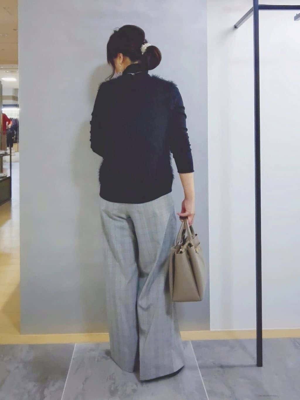 TOMOMIさんの「INDIVI｜【名品／撥水／抗菌防臭】ロング丈リサイクルダウンコート」を使ったコーディネート