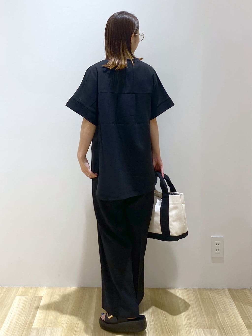 えりさんの「OPAQUE.CLIP｜リネンライクキーネックタックスリーブブラウス【洗濯機洗い可／吸水速乾／接触冷感】」を使ったコーディネート
