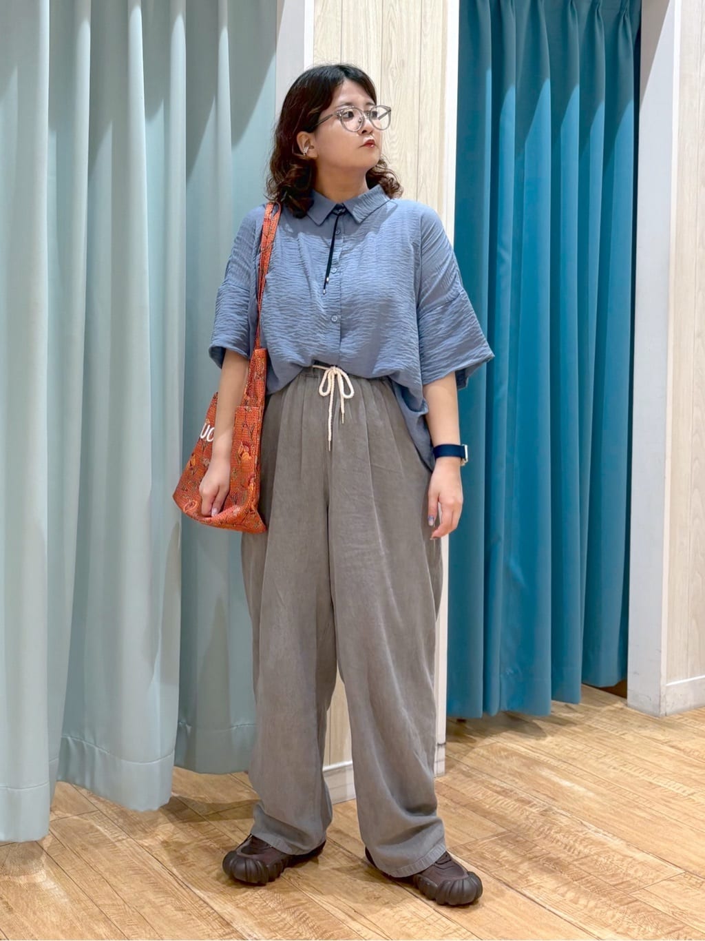 砂糖さんの「SHOO･LA･RUE｜ゆるっと感がこなれ見え ワッシャーシアー半袖シャツ」を使ったコーディネート
