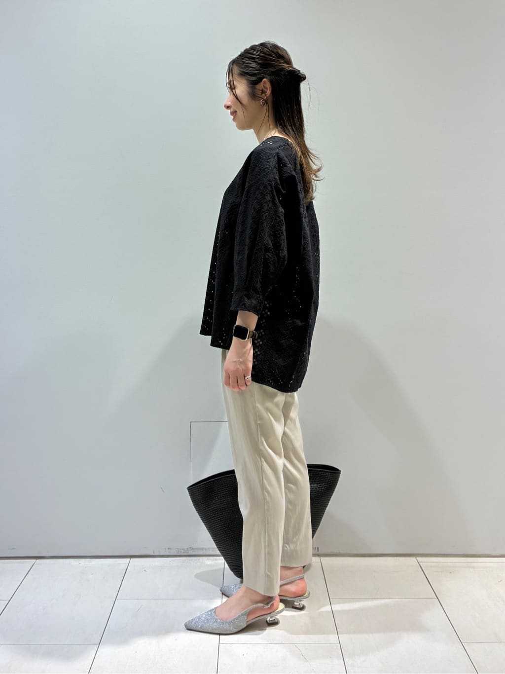 KAOさんの「INDIVI｜【60cm四方】スクエアスカーフ」を使ったコーディネート