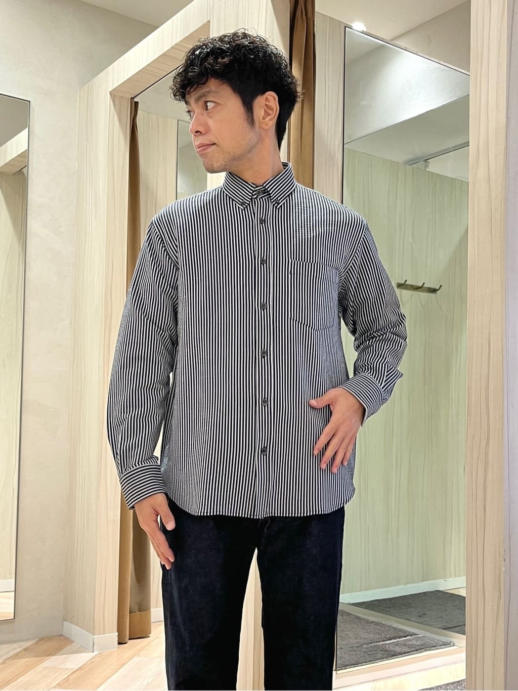 URAさんの「TAKEO KIKUCHI｜【抗菌防臭/シーズンレス】シアサッカーギンガムチェック ストレッチシャツ」を使ったコーディネート