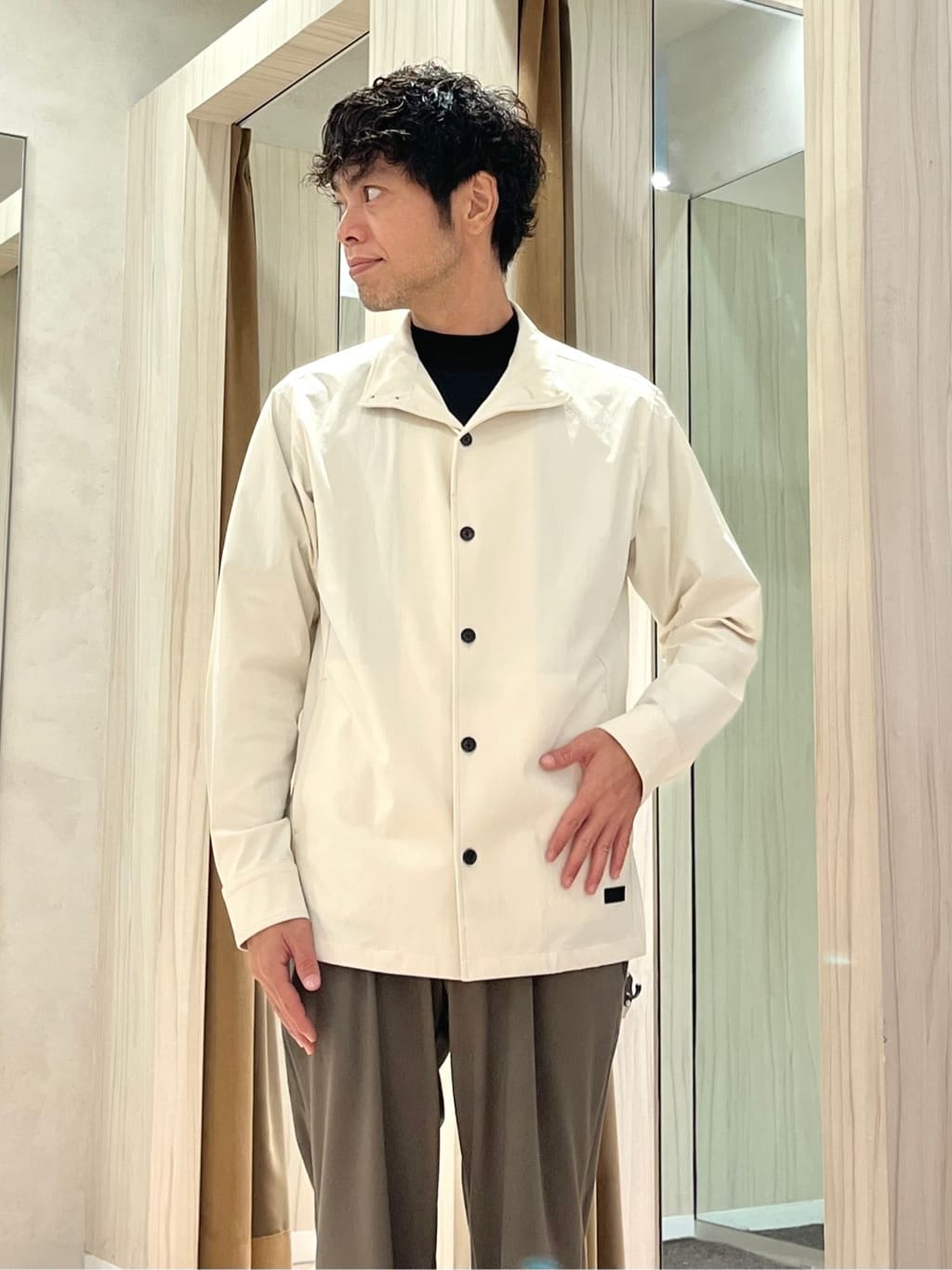 URAさんの「TAKEO KIKUCHI｜【3D ナイロン ストレッチ】スタンドカラー シャツブルゾン」を使ったコーディネート