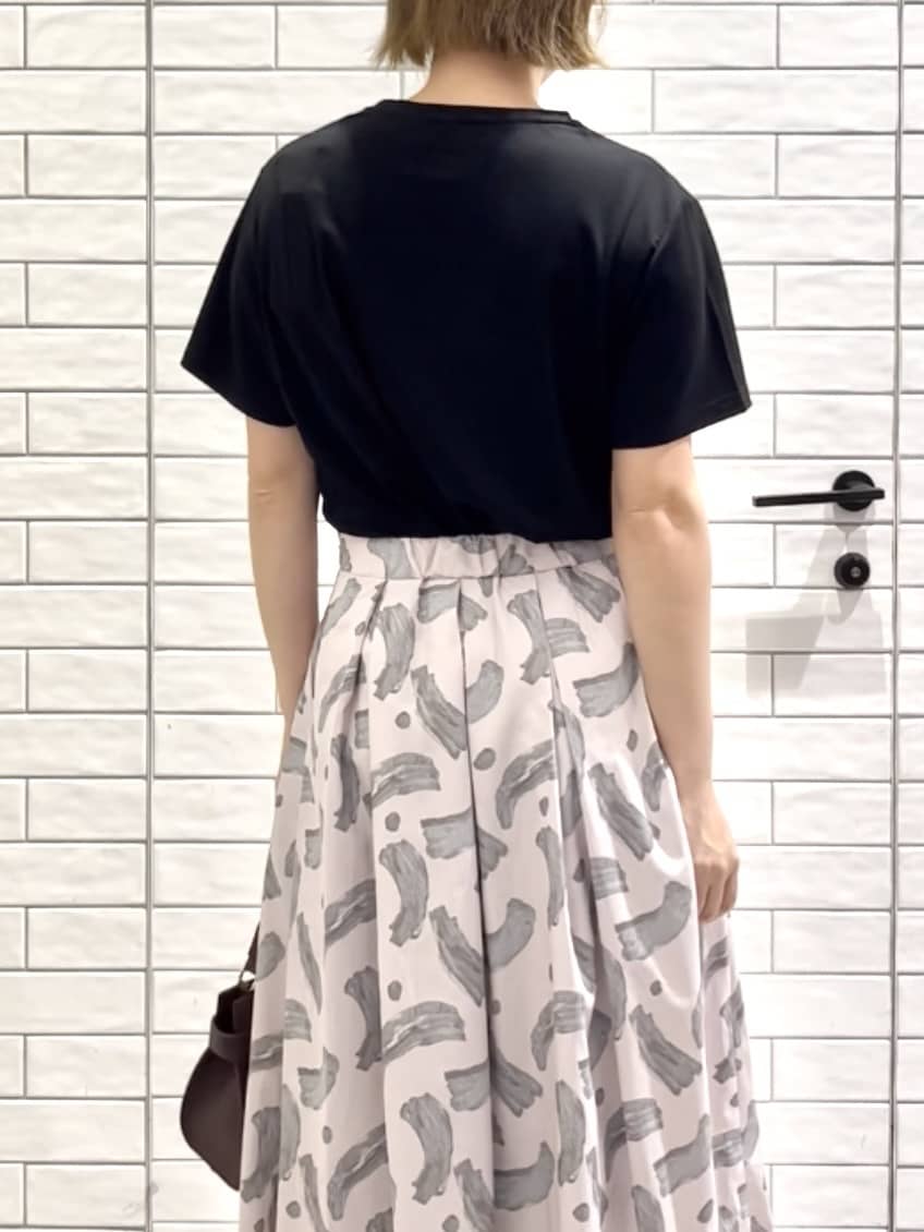 しおりさんの「OPAQUE.CLIP｜メタリック刺繍ロゴTシャツ【接触冷感／洗濯機洗い可】」を使ったコーディネート