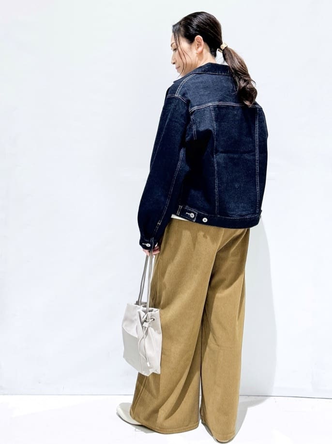 NAOさんの「OPAQUE.CLIP｜メタリック刺繍ロゴTシャツ【接触冷感／洗濯機洗い可】」を使ったコーディネート