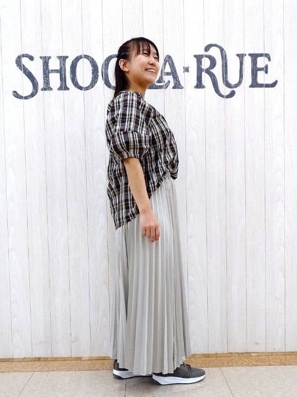 とろろさんの「SHOO･LA･RUE｜【S-LL/洗濯後しわになりにくい】ランタンスリーブで女性らしく 5分袖スキッパーブラウス」を使ったコーディネート