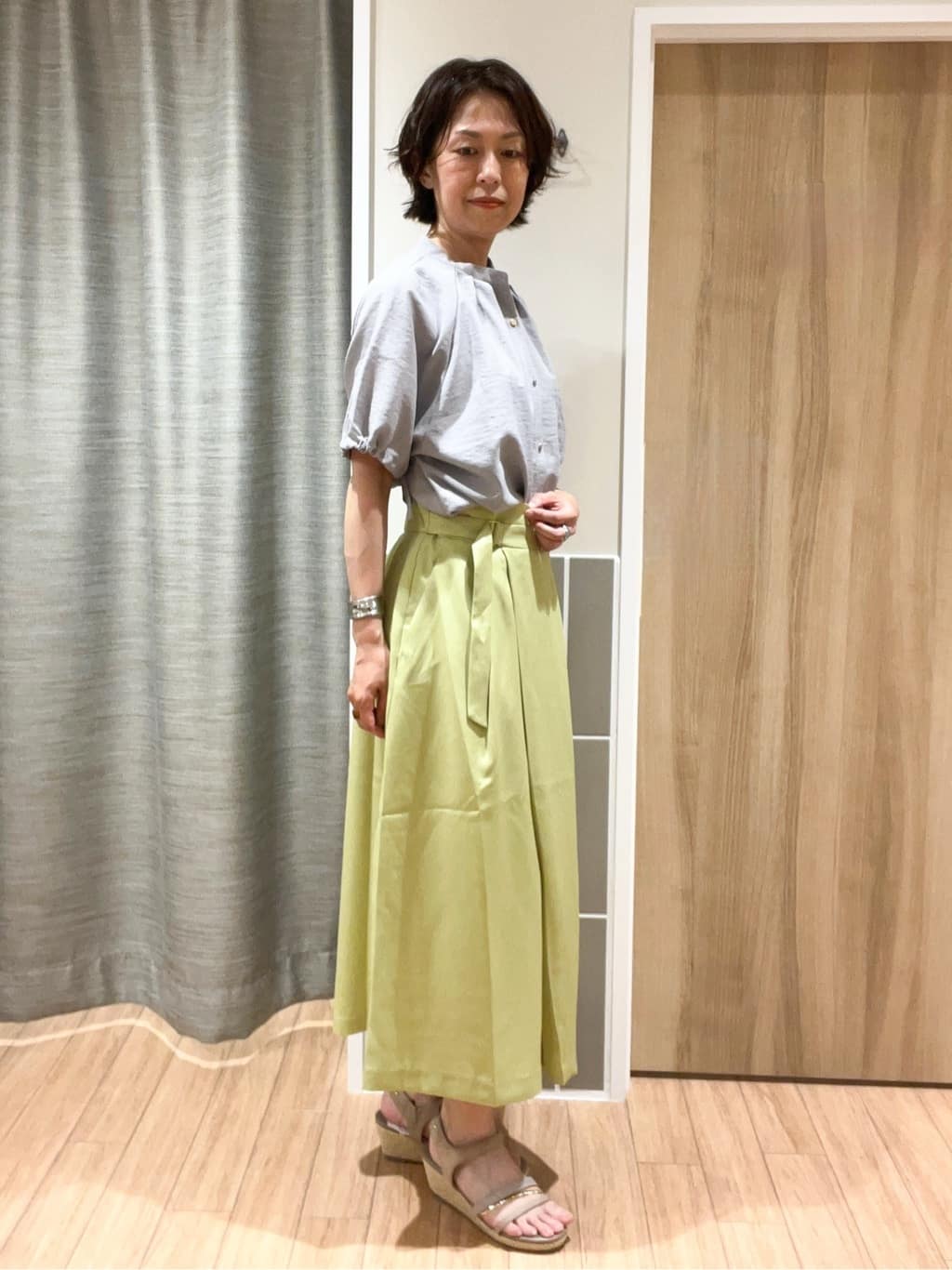 ヨッコさんの「grove｜◆エレガントに着こなすラップ風タックスカート」を使ったコーディネート
