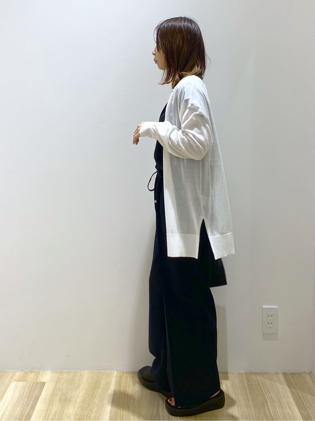 えりさんの「OPAQUE.CLIP｜ミドル丈トッパーニットカーディガン【洗濯機洗い可／接触冷感／抗ピル】」を使ったコーディネート