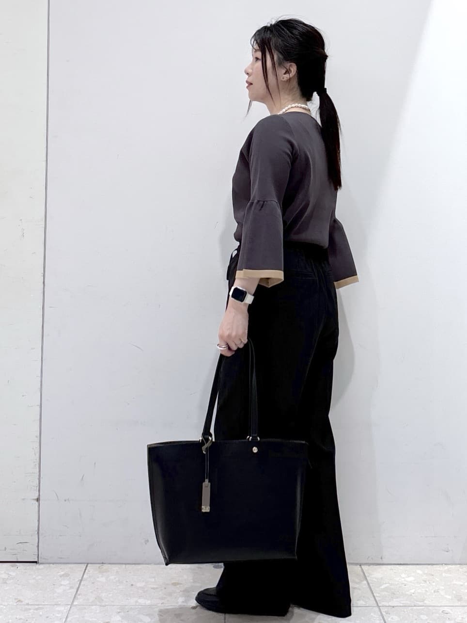 mameさんの「OPAQUE.CLIP｜ラメストライプイージーワイドパンツ／セットアップ可【洗濯機洗い可／防シワ／吸水速乾】」を使ったコーディネート