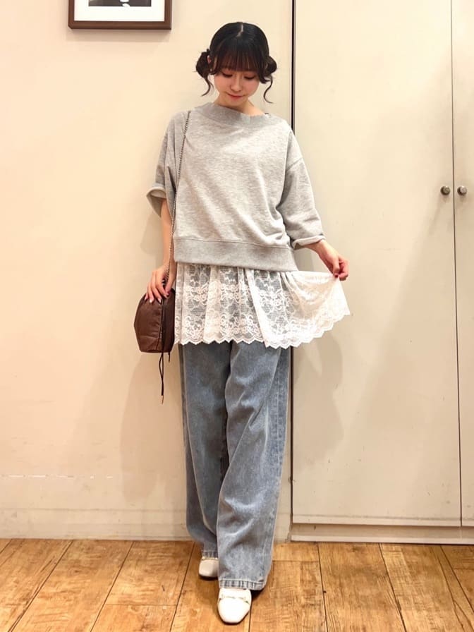AIRIさんの「SHOO･LA･RUE｜【2点セット】ハーフスリーブミニ裏毛プルオーバー＆レースタンクトップセット」を使ったコーディネート
